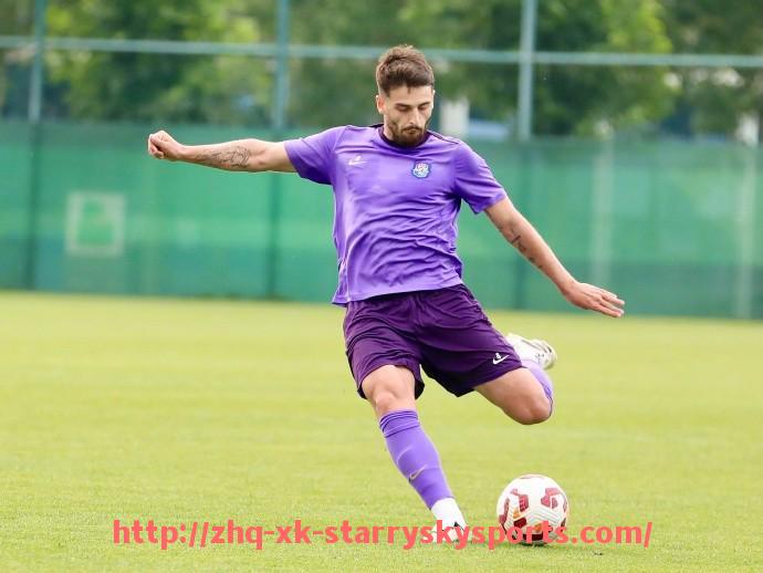 星空体育-世俱杯比赛中精准长传球员在攻防转换中的关键战术价值